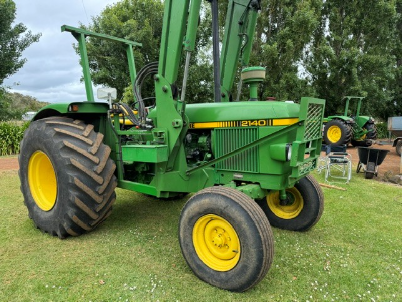 Lot 1 JOHN DEERE TRACTOR 2140 AuctionsPlus