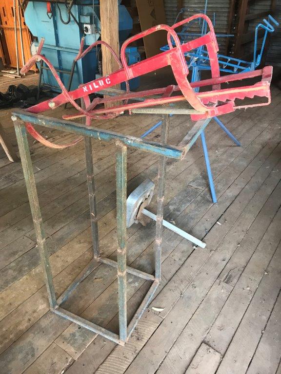 Lot 44 Niloc lamb marking cradle AuctionsPlus