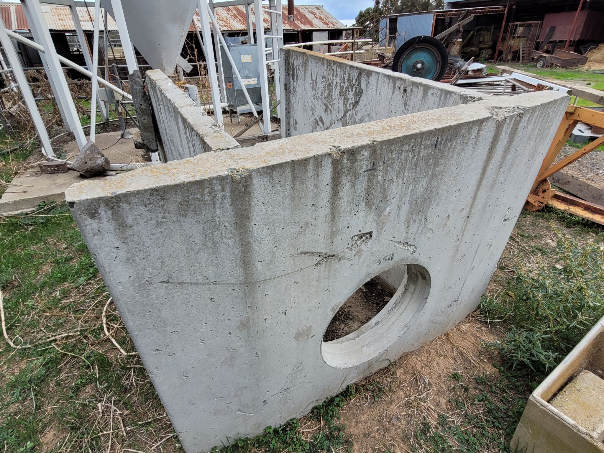 Lot 110 - 450mm Concrete Culvert End | AuctionsPlus