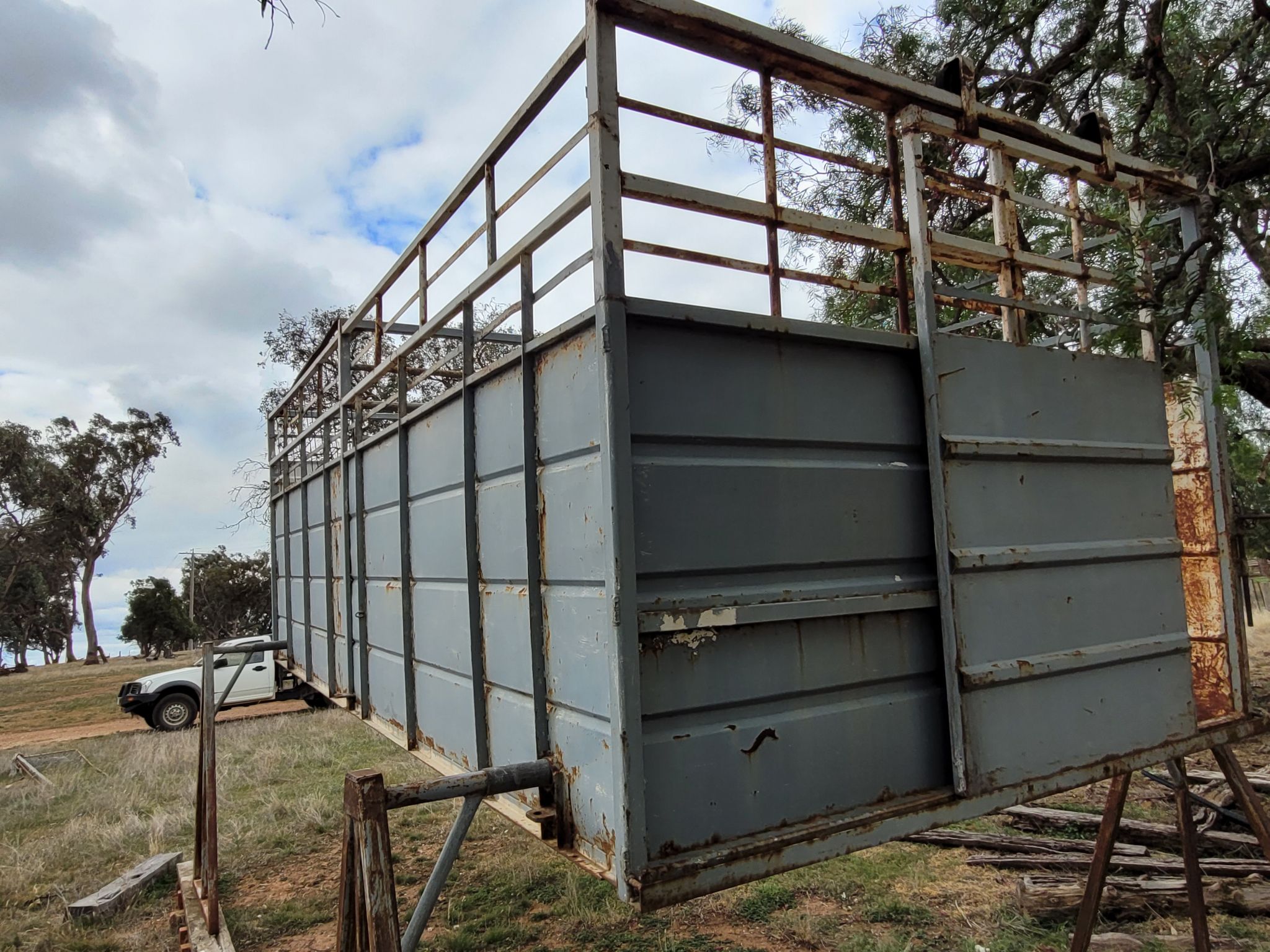 Lot 77 Solid 18ft Cattle Crate AuctionsPlus