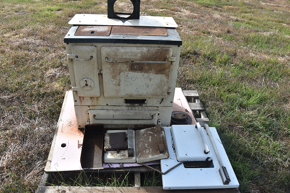 Lot 150 - Old combustion stove | AuctionsPlus