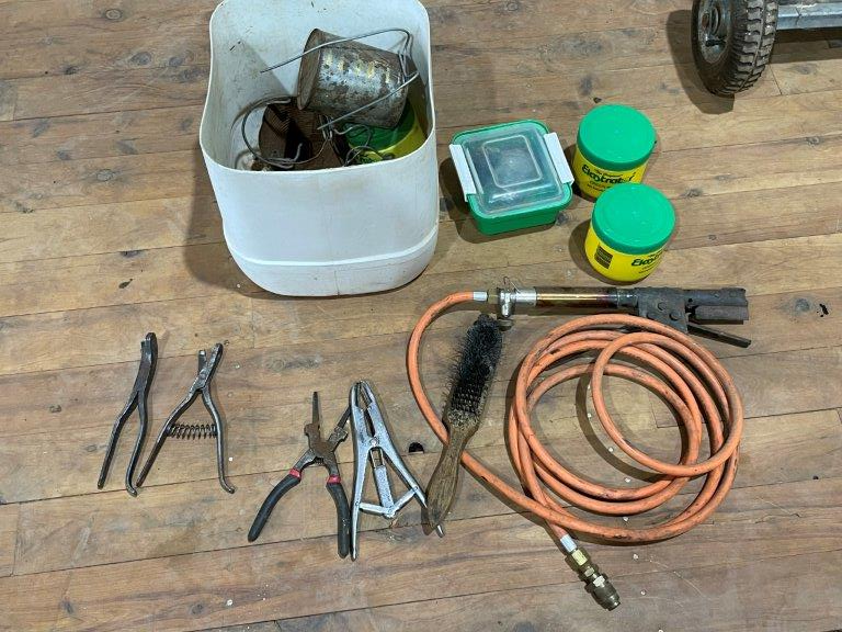 Lot 60 Lamb marking gear with gas knife, rings, applicator etc