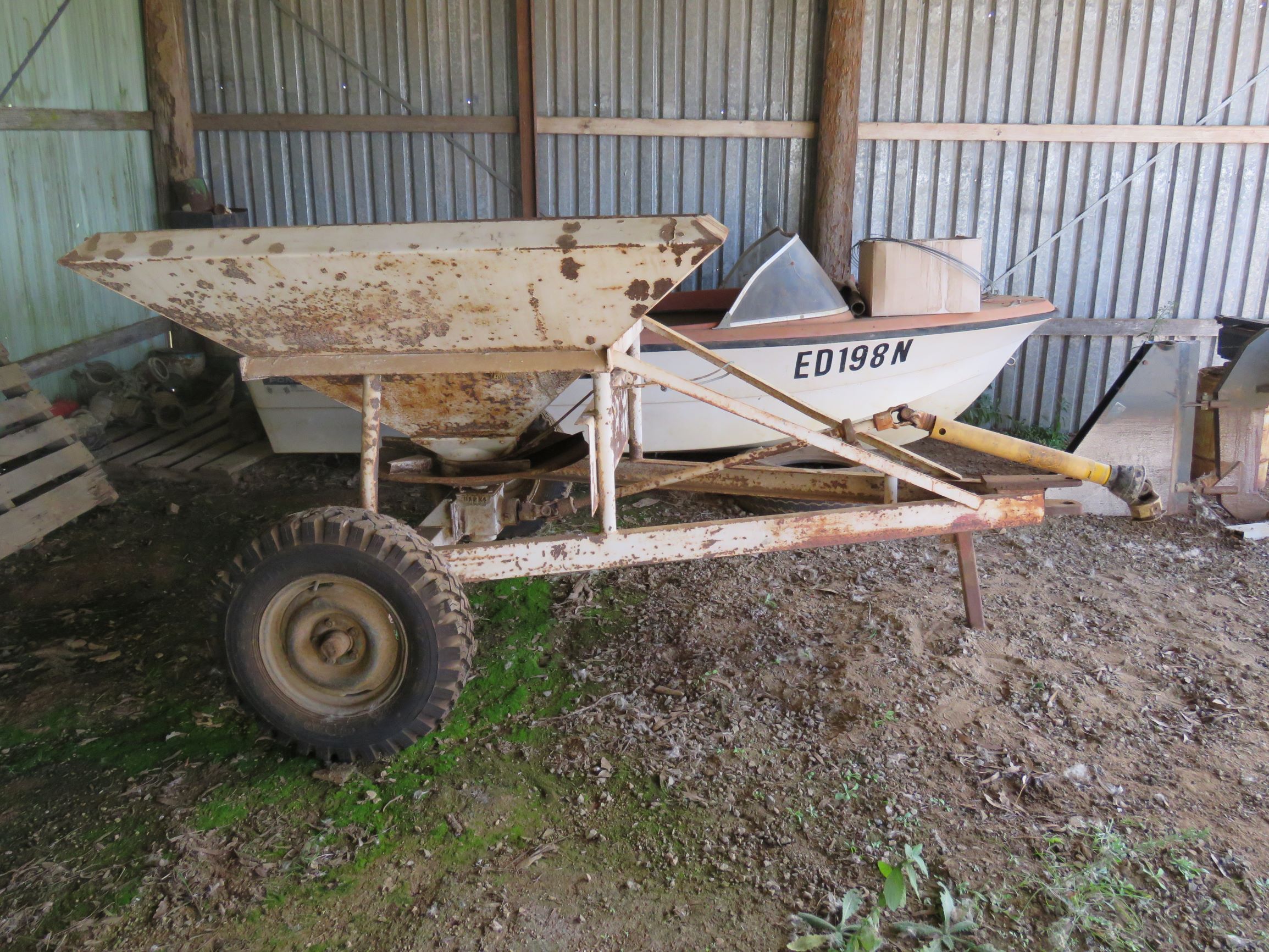 Lot 51 1ton Crump spreader AuctionsPlus