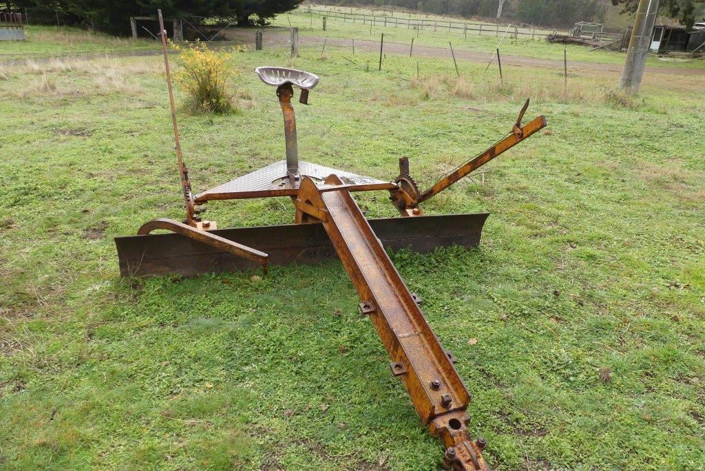 Lot 99 - Britstand Grader Blade | AuctionsPlus