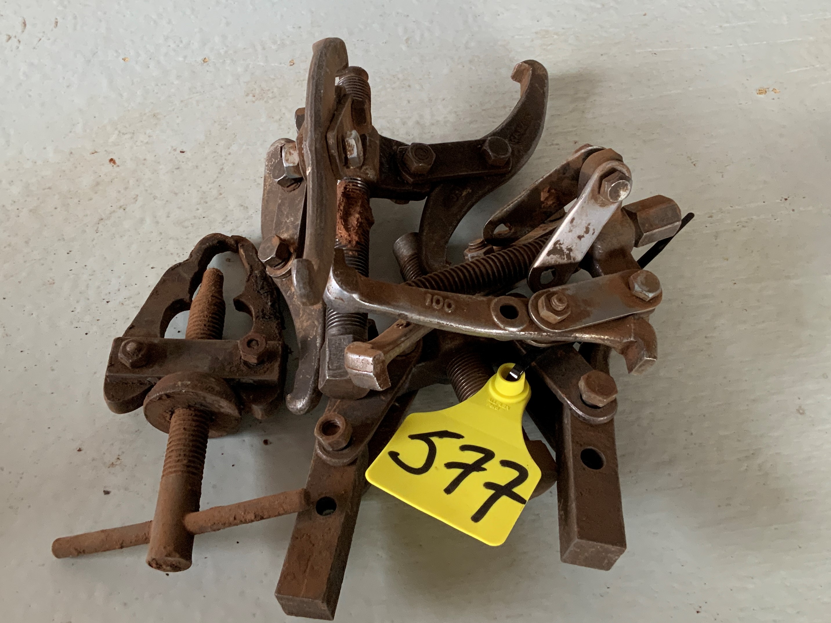 Lot 577 Two & three legged pulley pullers AuctionsPlus