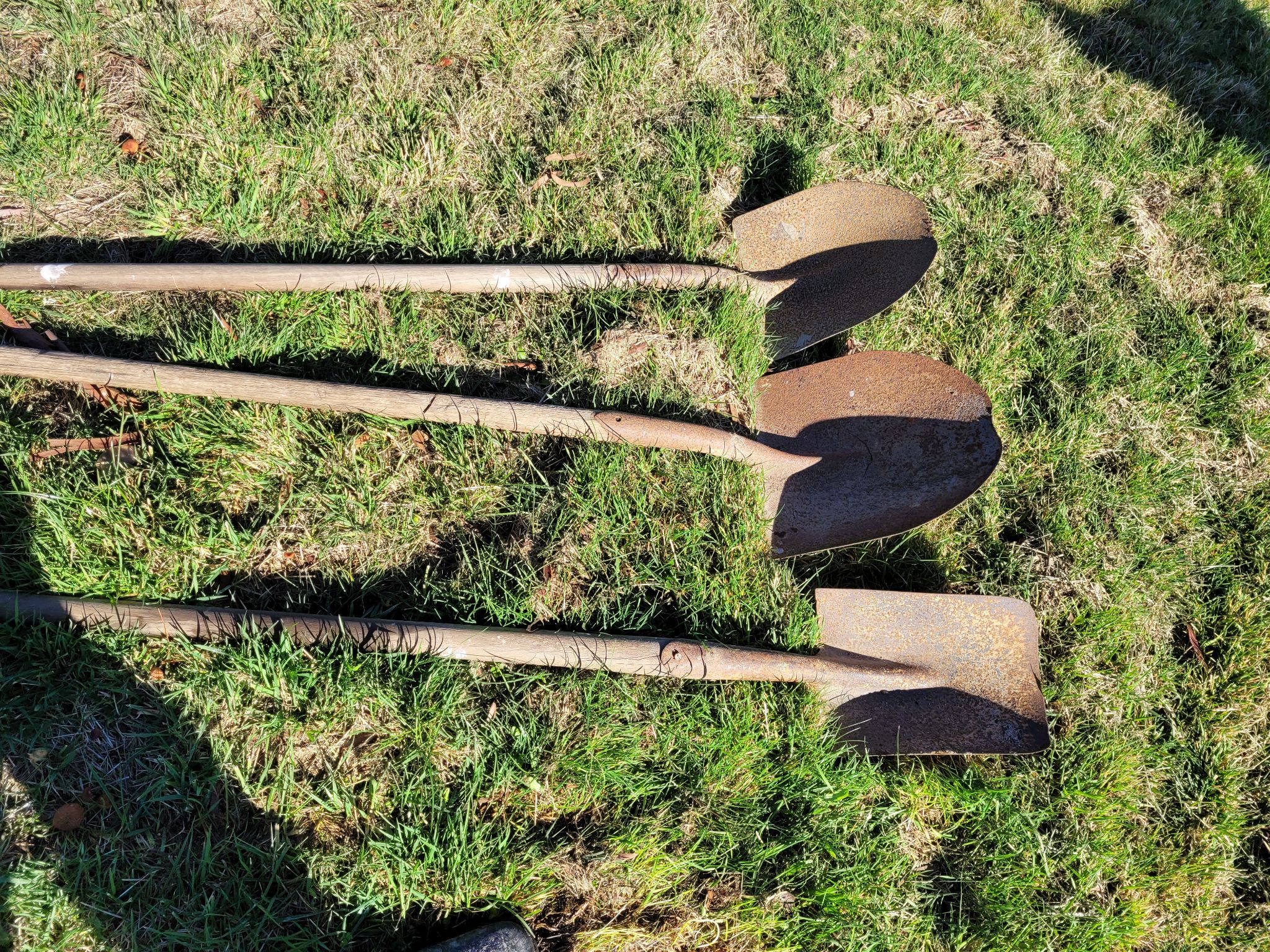 Lot 100 Old Shovels x 3 AuctionsPlus