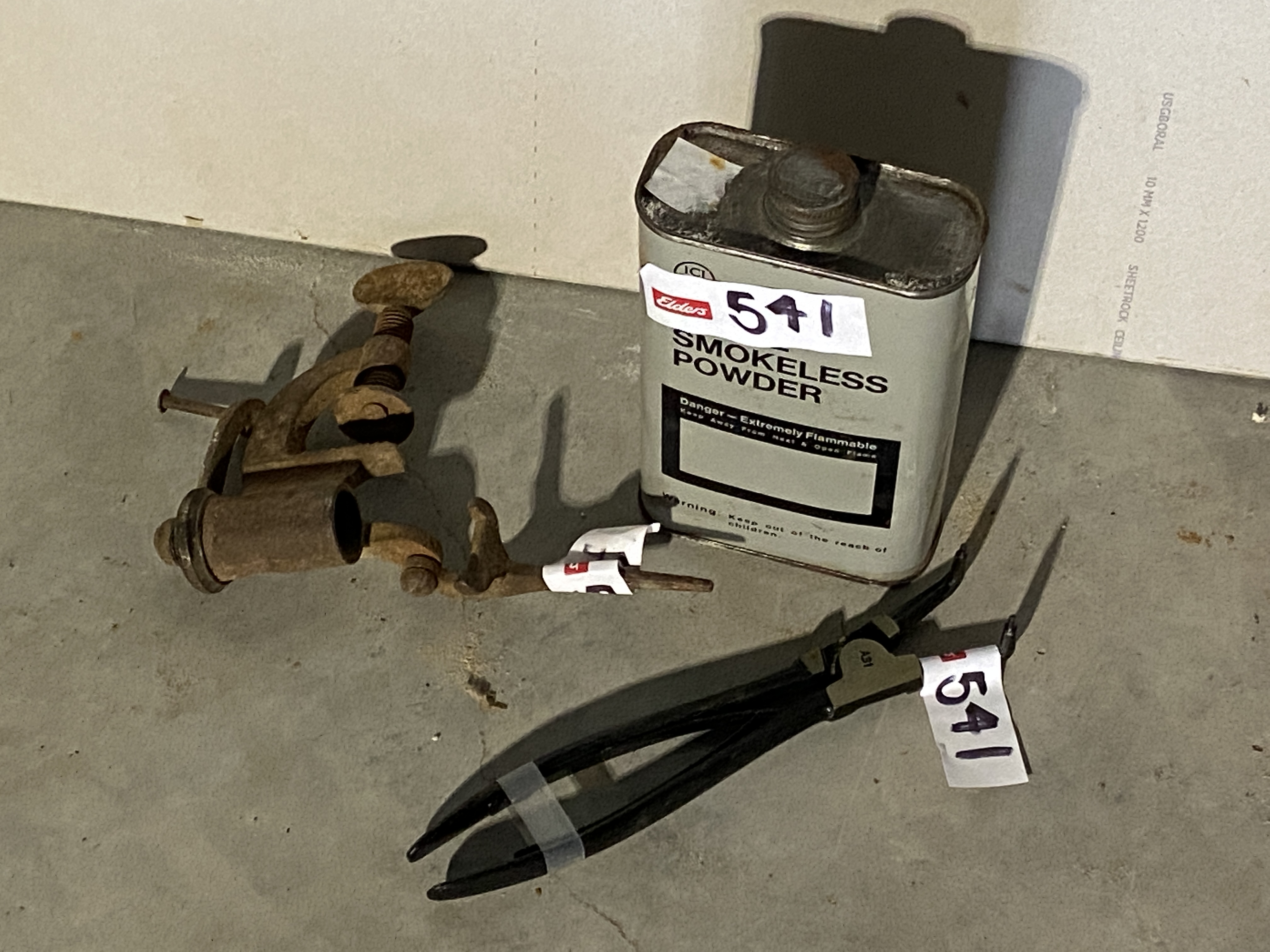 Lot 541 - Shotgun Shell Loader, Smokeless Powder Tin | AuctionsPlus