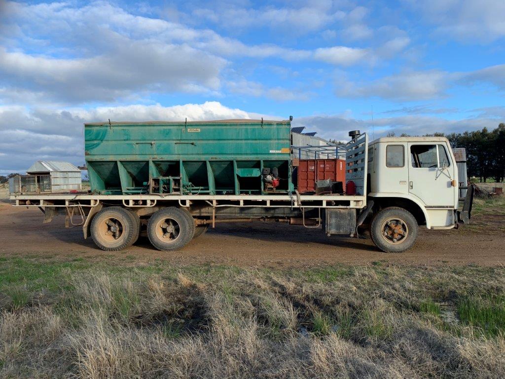 Lot 21 - International ACCO V8 Petrol 25ft tray Jetstream Grouper ...