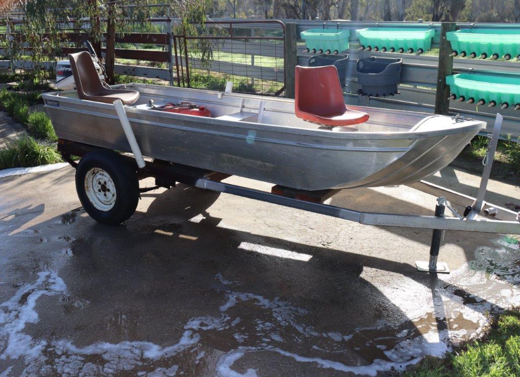 Lot 11 - 10 FT Flat Bottom Punt | AuctionsPlus