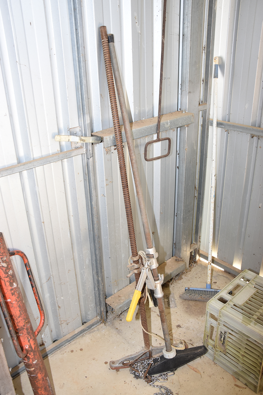 Lot 96 Calf pullers x 2 AuctionsPlus