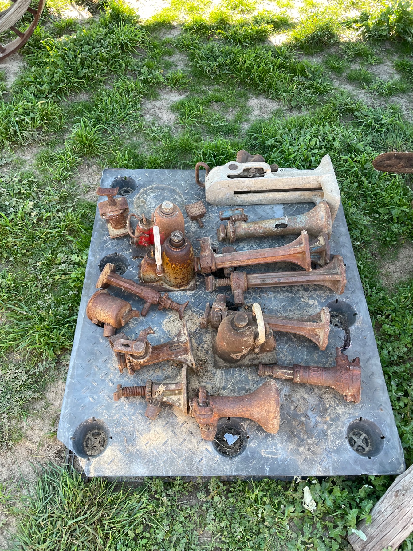 Lot 16 Pallet of Jacks AuctionsPlus