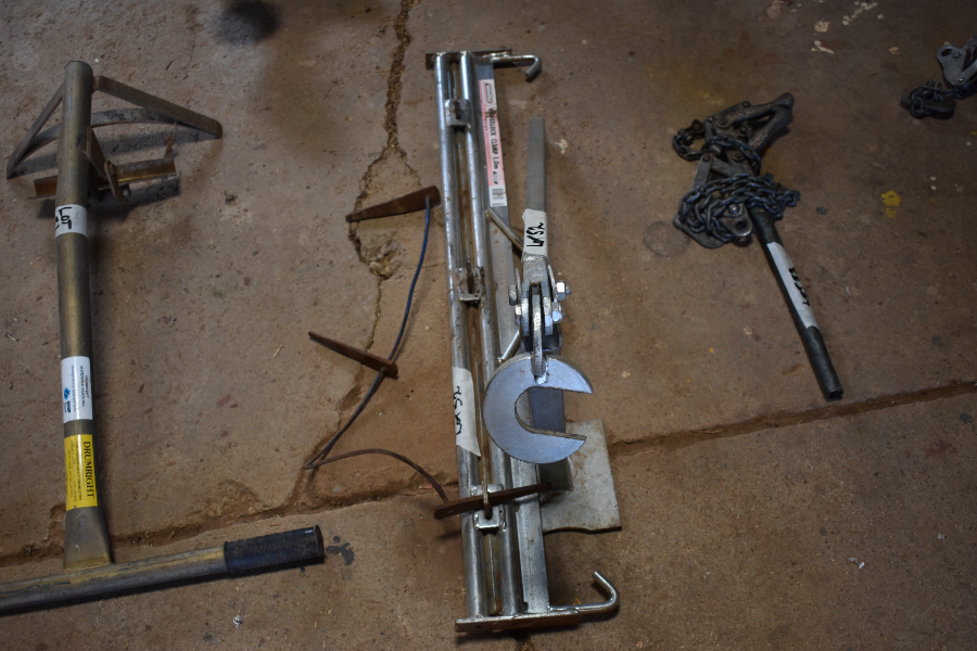 Lot 52 Waratah Ringlock Strainer & Post Puller AuctionsPlus