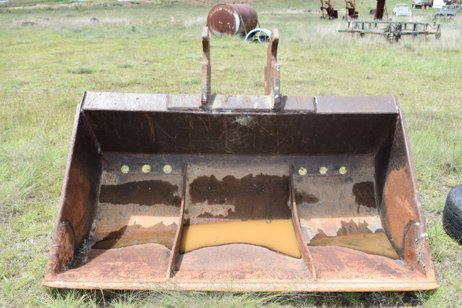 Lot 40 EXCAVATOR MUD BUCKET AuctionsPlus