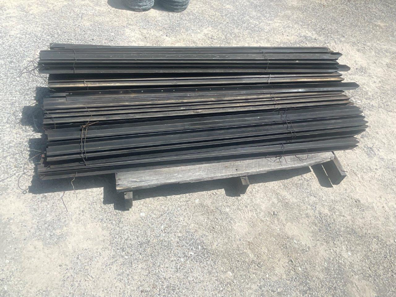Lot 88 - 130 X IRON POSTS | AuctionsPlus