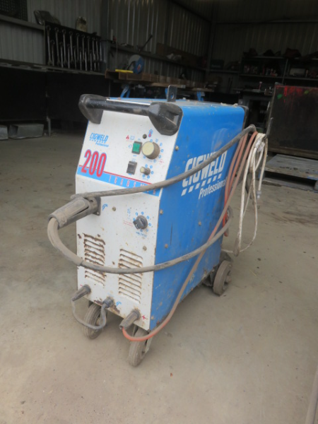 Lot 102 - CIGWELD Professional Transmig 200 welder | AuctionsPlus