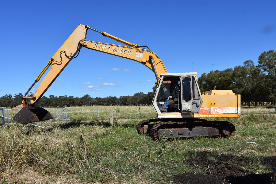 Lot 6 Excavator Kato HD550 AuctionsPlus
