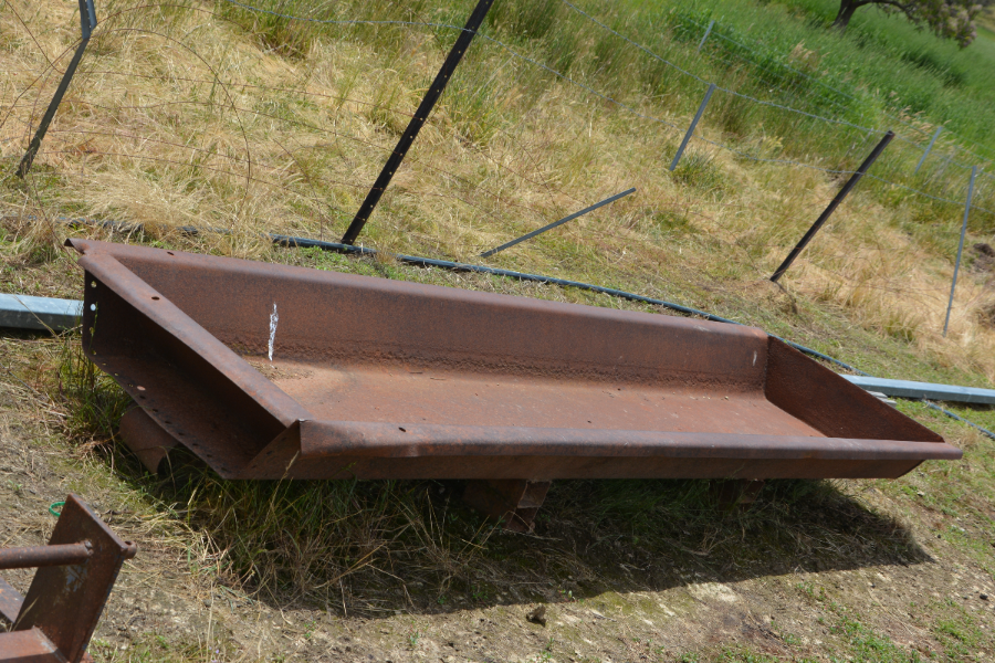 Lot 80 - Feed trough | AuctionsPlus