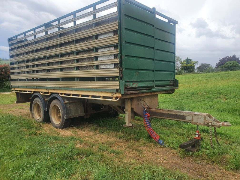 Lot 16 Pig Trailer with Crate AuctionsPlus