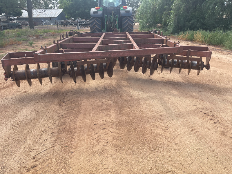 Lot 21 - Grizzly Offset 38 Plate Disc Plough | AuctionsPlus