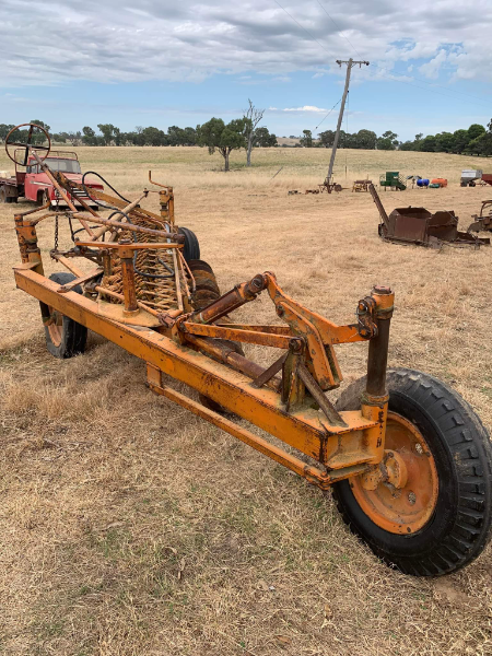 Lot 12 - 14 disc Chamberlain plough | AuctionsPlus