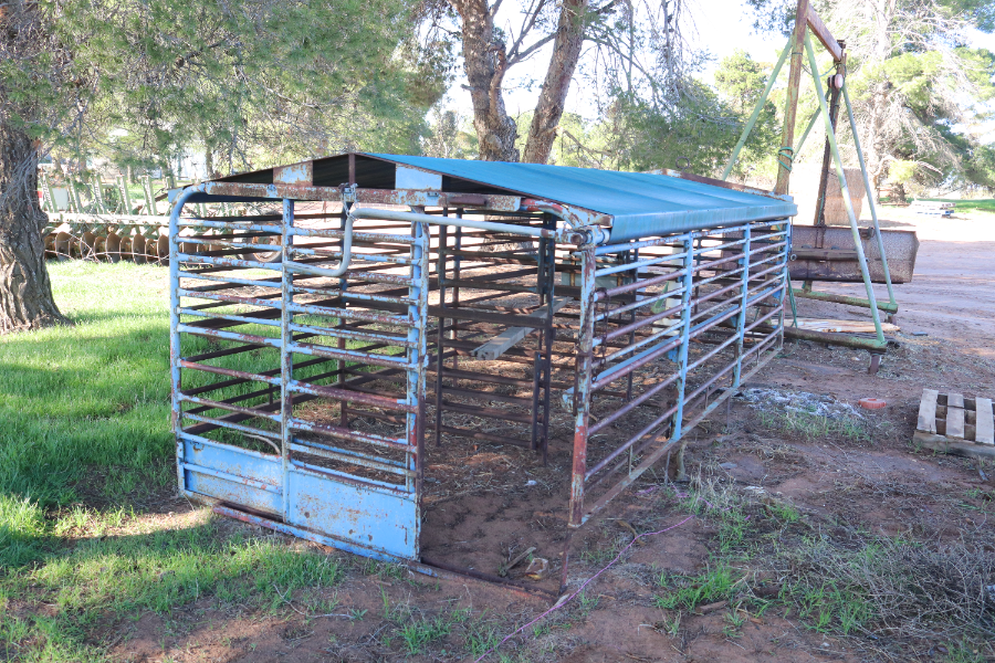 Lot 139 - Sheep crate w/- roll top cover. | AuctionsPlus