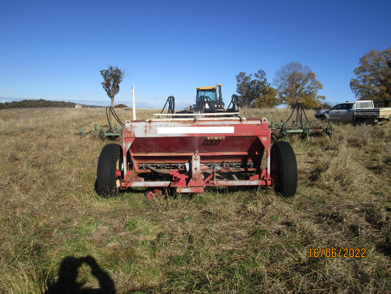 Lot 14 Napier grassland air seeder box AuctionsPlus