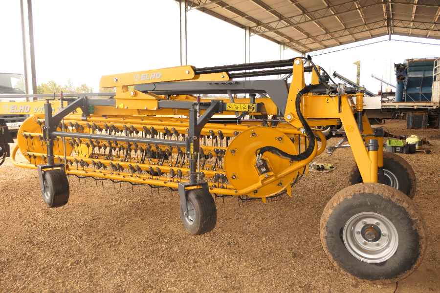 Lot 3 - Elho V-Twin 750 Hay rake | AuctionsPlus