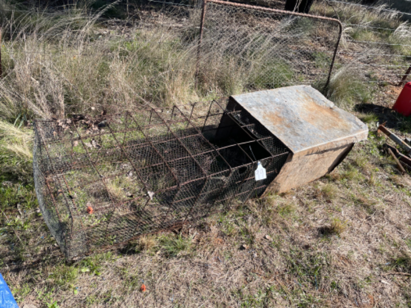 Lot 99 Rabbit hutch wire & tin AuctionsPlus
