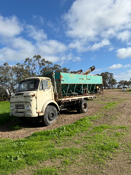 Lot 45 - 14' JetStream Grouper | AuctionsPlus