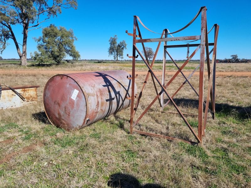 lot-2-500-gallon-fuel-tank-stand-auctionsplus