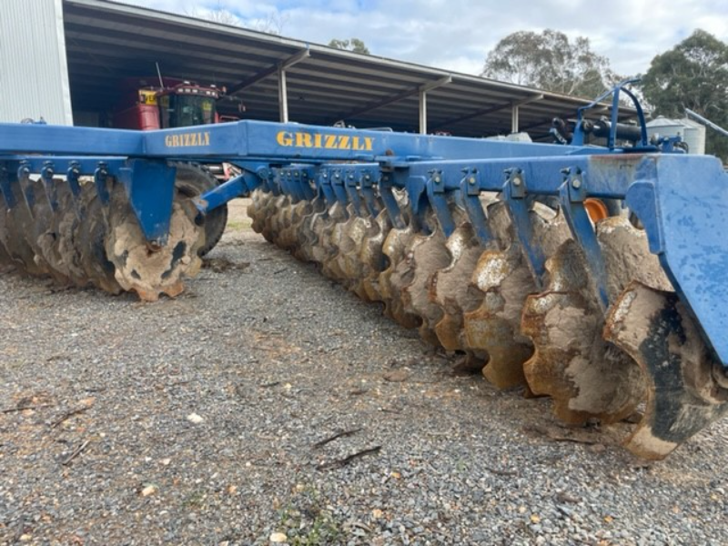 Lot 13 - Grizzly Grumpy 40 Plate Offset Disc Plough | AuctionsPlus