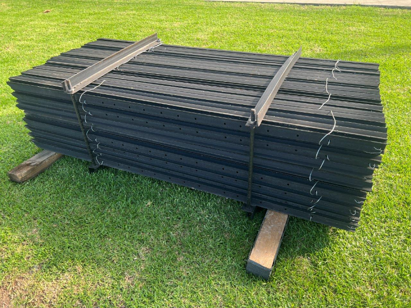 Lot 69 - PACK OF 400 BLACK IRON POSTS | AuctionsPlus