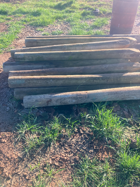 Lot 282 - 20x 8' x 6-8Inch Pointed Pine Posts #2 | AuctionsPlus