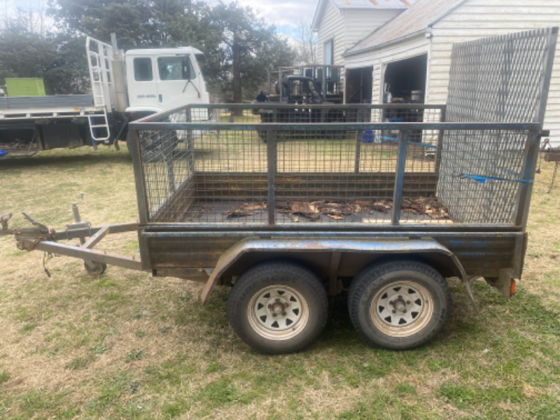 Lot 134 5 X 8 BOX TRAILER WITH RAMP & CAGE IN REGO AuctionsPlus