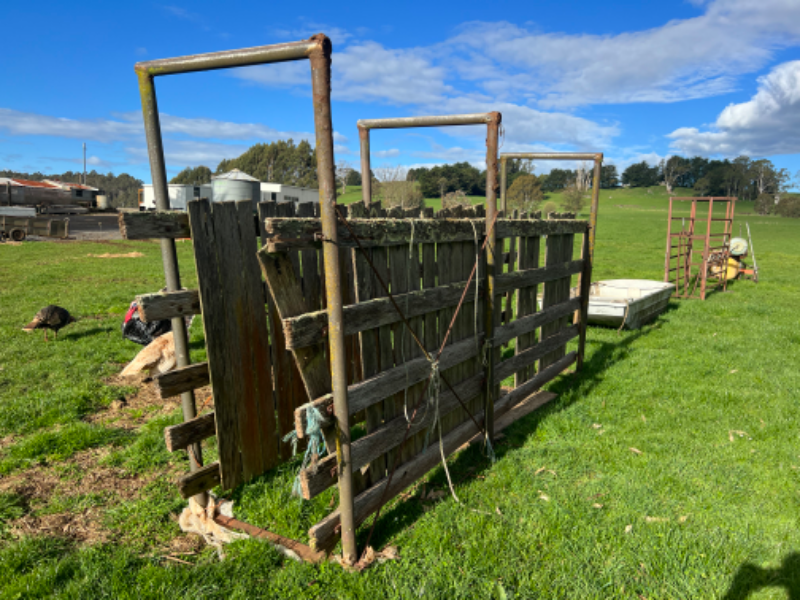 Lot 37 - Timber loading ramp | AuctionsPlus