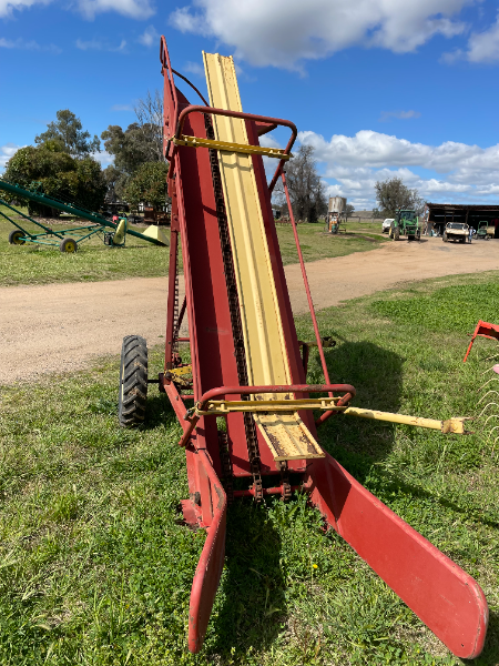 Lot 11 - New Holland 471 Small Bale Loader | AuctionsPlus