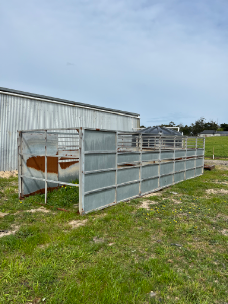 Lot 18 - 28 foot Stock Crate | AuctionsPlus