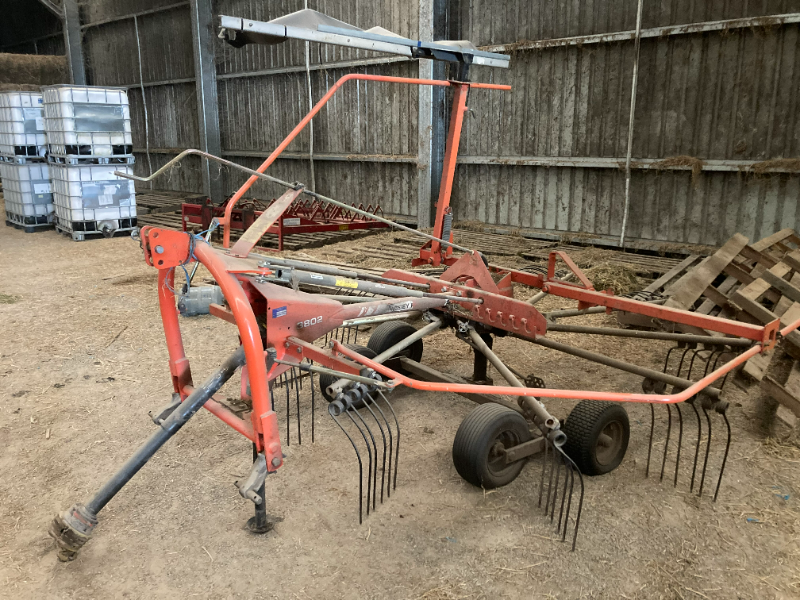 Lot 32 - MASSEY FERGUSON 3802 ROTARY RAKE | AuctionsPlus