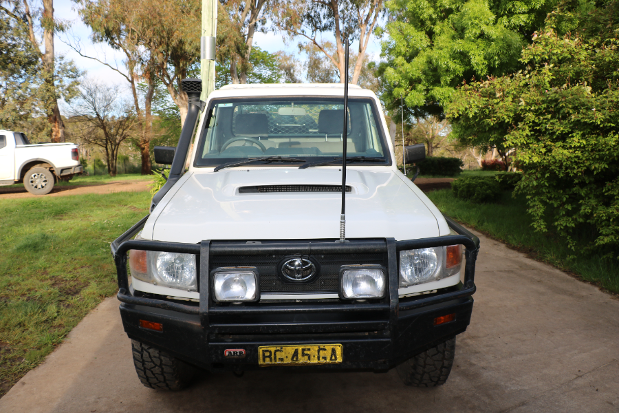 Lot 1 2010 Toyota Landcruiser Tray Back AuctionsPlus