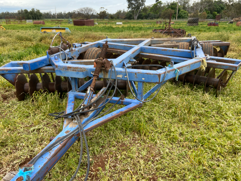 Lot 3 - 40 Disc Grizzly Offset Plough | AuctionsPlus