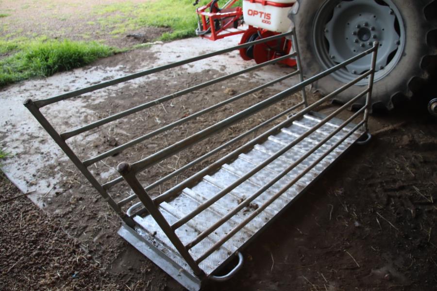 Lot 36 - 2.1m Sheep loading ramp - Aluminium floor | AuctionsPlus