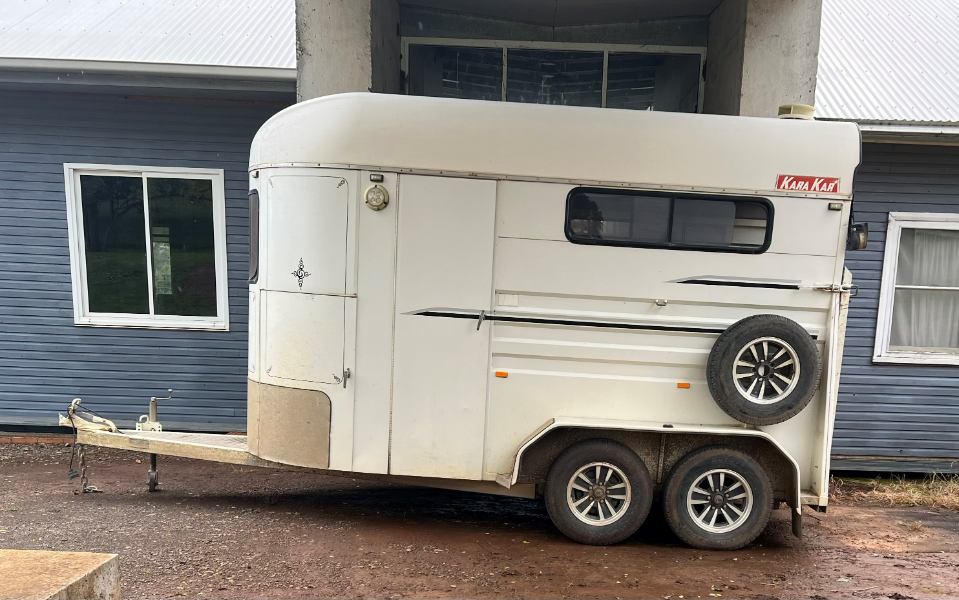 Lot 45 2009 Kara Kar 2 Horse Straight load with extended front