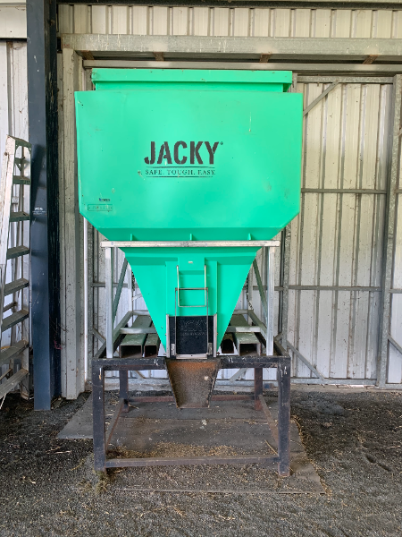 lot-27-jacky-bin-stand-auctionsplus