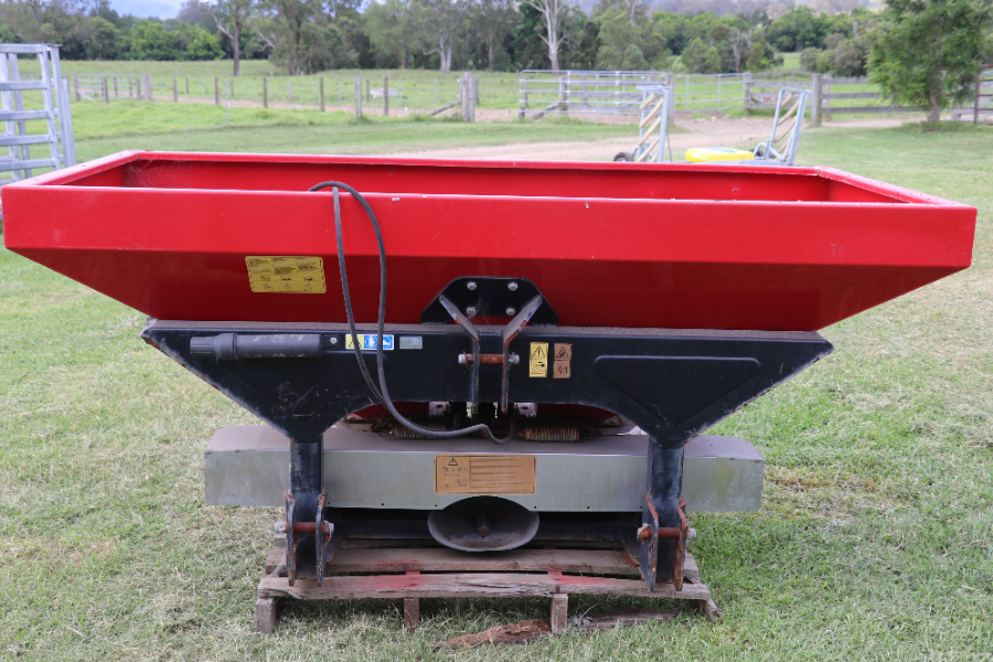 Lot 211 - Cosmo Fertilizer Spreader | AuctionsPlus