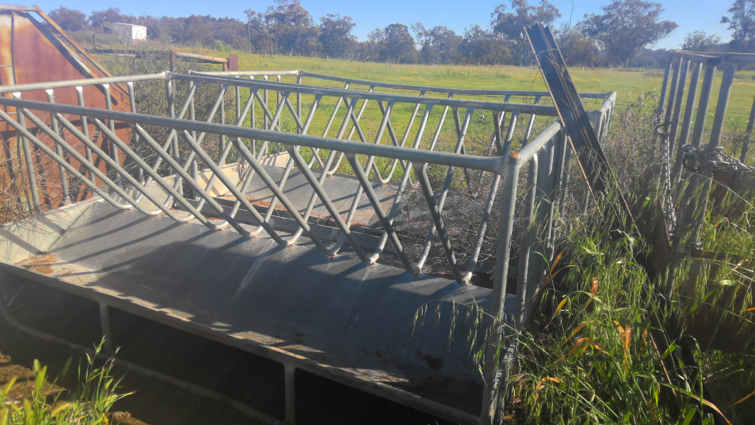 Lot 7 Beef Boss Hay feeders ( X 2) AuctionsPlus