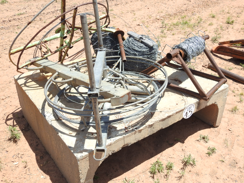 Lot 45 Wire spinners plain and barb plus a hinge joint strainer clamp