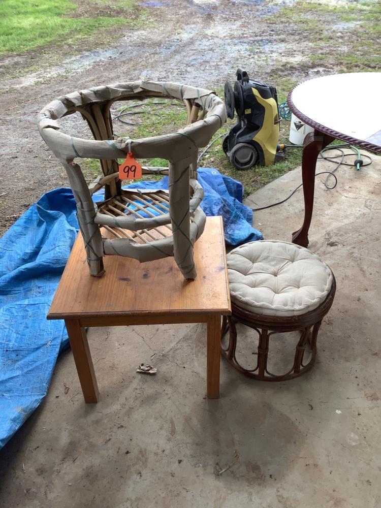 Lot 99 - Stands | AuctionsPlus