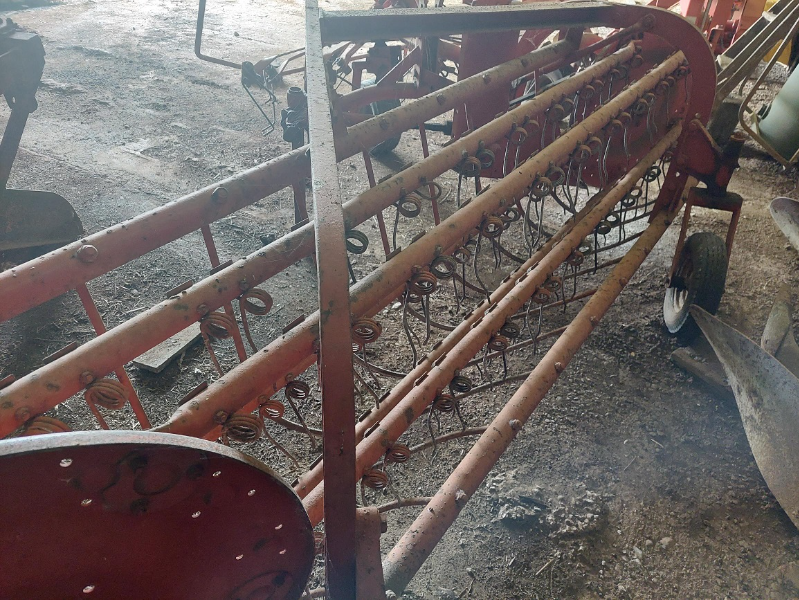 Lot 11 - Massey Ferguson 25 Side Delivery Rake | AuctionsPlus