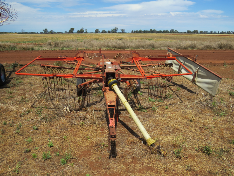 Lot 21 - Kuhn single spinner trailing rake | AuctionsPlus