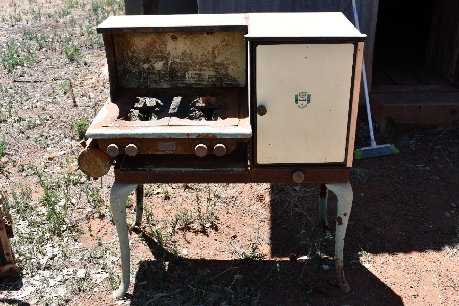 Lot 305 - Aladdin kerosene cooker | AuctionsPlus